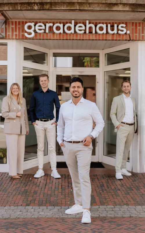 Das Team von Geradehaus vor dem Büro in der Schlachterstraße 28, Lingen